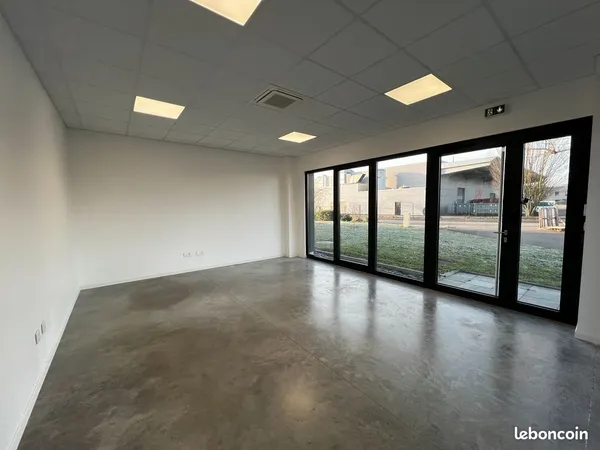 Local de 48 m² à louer (bureau + espace de stockage) - Immeuble tertiaire récent à Rosheim