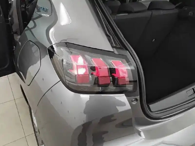 Peugeot 208 puretech 100 s&amp;s bvm6 — photo 41
