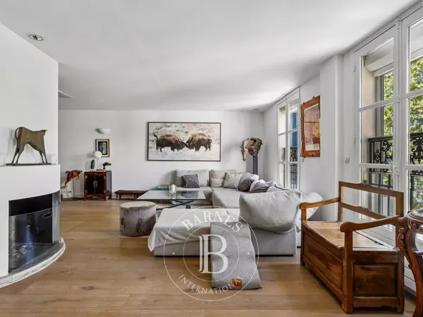 PARIS 6 - VAVIN - Triplex de caractère, vue dégagée et lumineux - 3/5 chambres