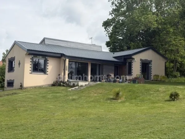 Maison de plain-pied avec terrain et sous-sol à Camiers
