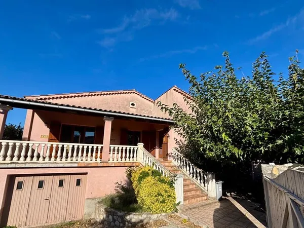 VALRÉAS - MAISON DE 129 M2 AVEC GARAGE ET JARDIN CLOS.