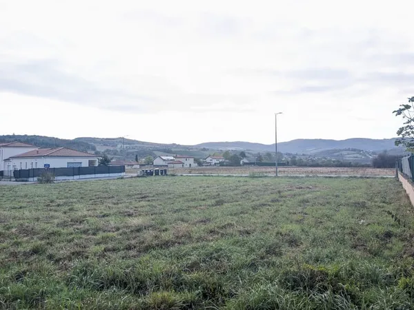 Hauteurs de Sain Bel, très belle parcelle de terrain constru