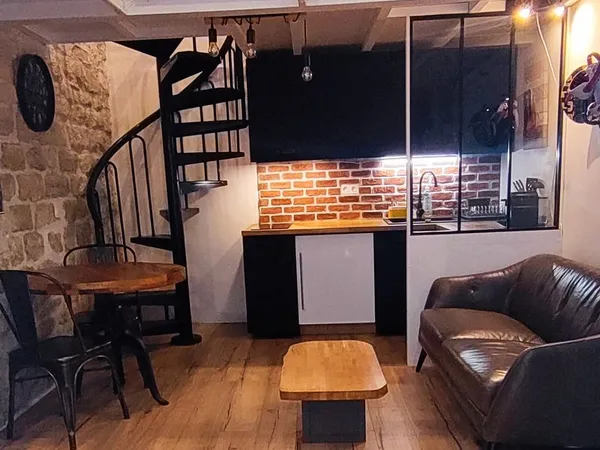 Loft en duplex avec petite cour intérieure