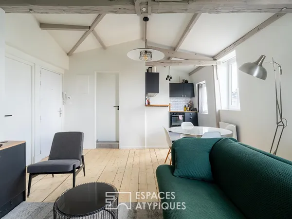 Appartement sous les toits et poutres apparentes en coeur de ville
