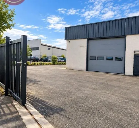Local 1 pièce 1205 m²