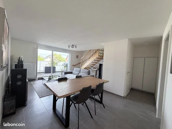 À vendre - appartement 3 pièces duplex avec terrasse, carport et parking - Geispolsheim Gare