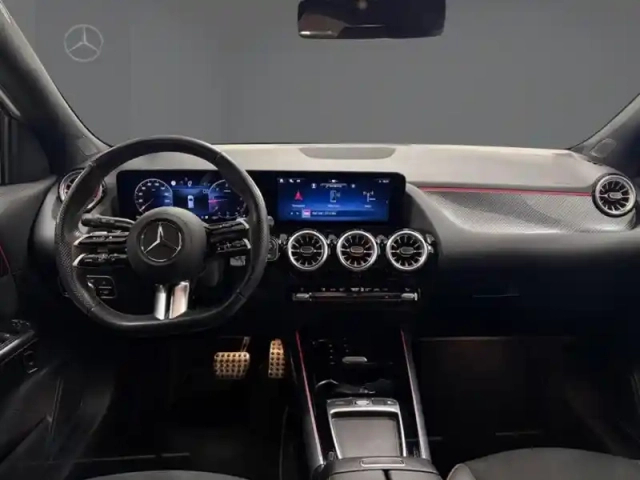 Mercedes Gla 180 d amg line — photo 31