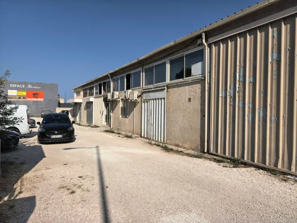 A LOUER 2 entrepôts de 110 et 125 m2 Le pradet