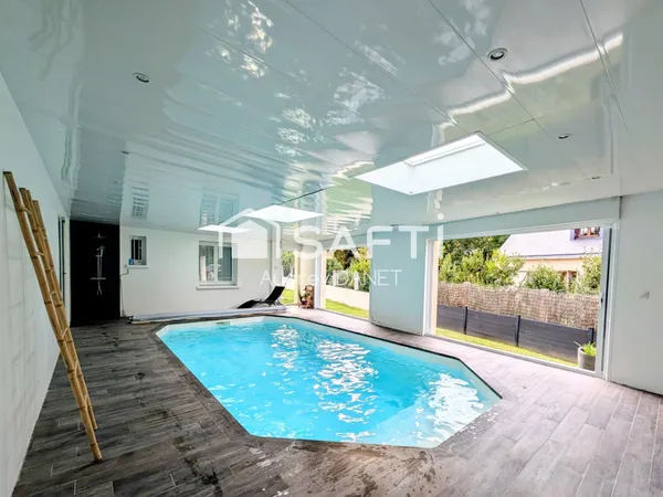 Maison familiale avec beau jardin et piscine intérieure