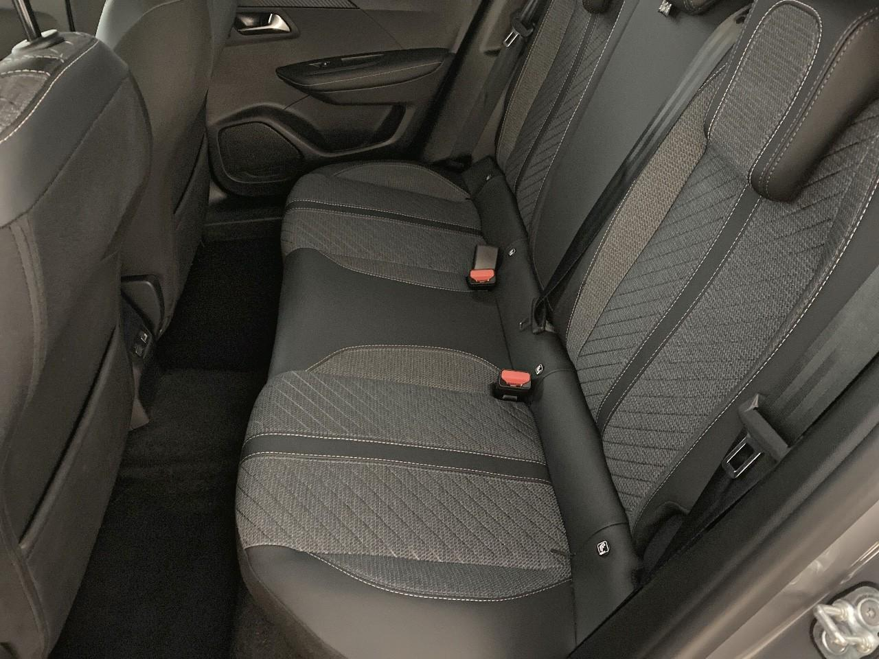 Peugeot 2008 hybrid 145 ch e-dcs6 allure — photo 10