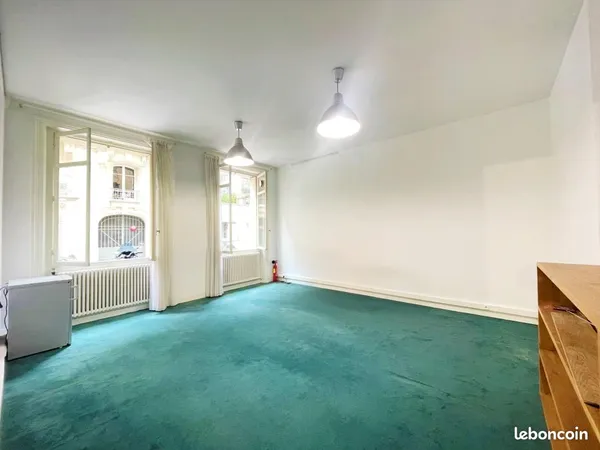 Bureau 151 m²
