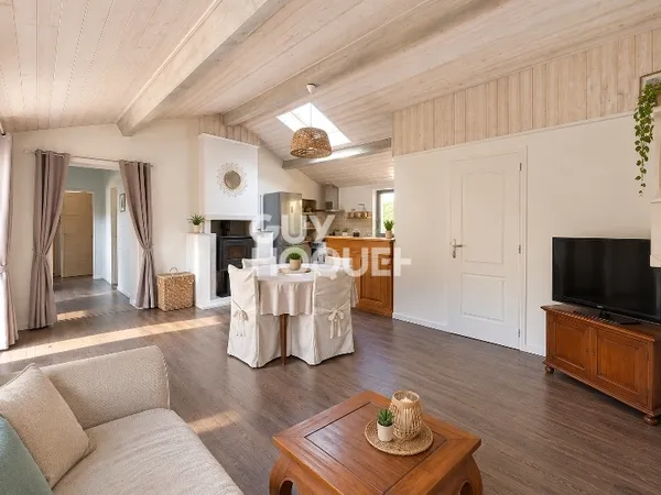 À vendre - Maison entièrement rénovée avec dépendance sur 5 000 m² de terrain à Grayan-et-l'Hôpital