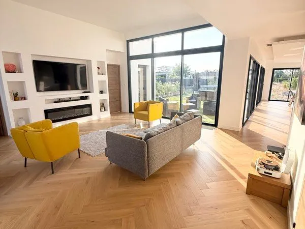 Maison familiale contemporaine de 182 m² - 4 chambres - Terrain de 1 200 m² - Proche du lac de Palou