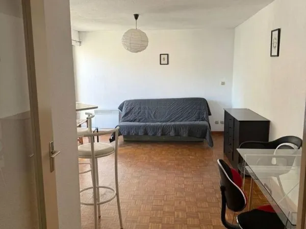 parking privatif et une cave studio meublé de 24 m²