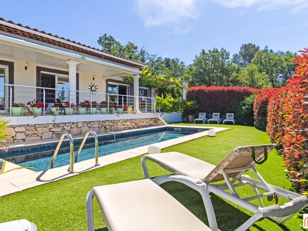 Villa dominante, calme absolu et vue dégagée