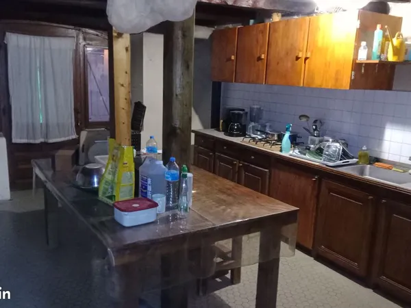 Maison individuelle ancienne rénovée avec terrain attenant de 1600m2
