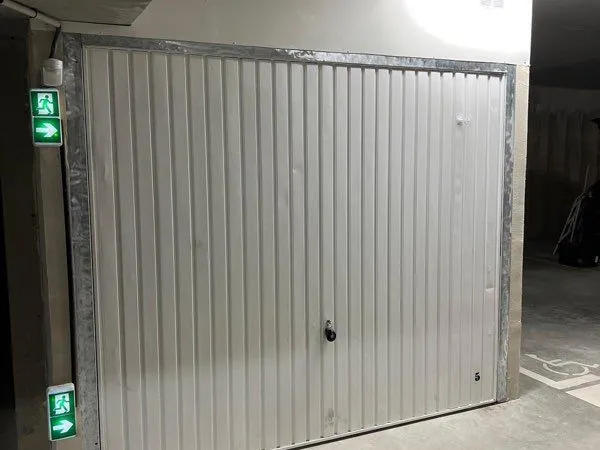 Grand box/garage fermé, sécurisé - quartier argoulets calme, collé au périphérique et proche centre 