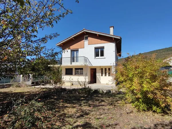 Maison 5 pièces avec garage et jardin au calme