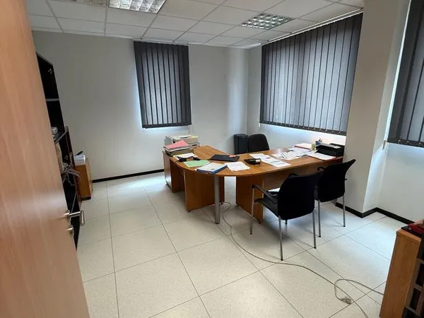 À LOUER - Local commercial 70 m² - 2 bureaux + 1 open space - Longlaville - RDC avec parking