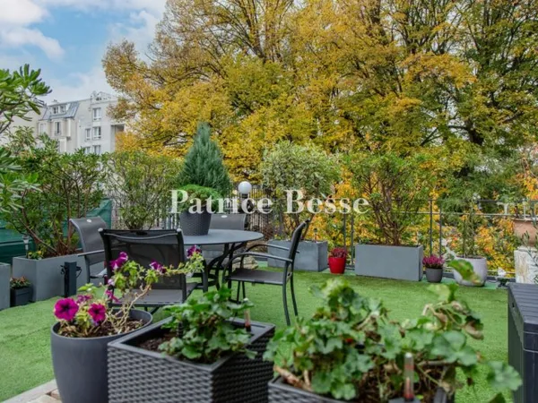 À Montmartre, quartier Abbesses-Lepic, un appartement calme de 1