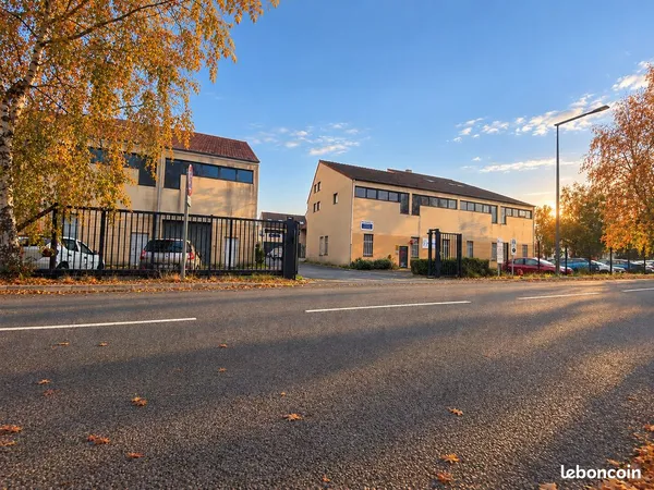 3 BUREAUX 73 m² - LOCAUX PROFESSIONNELS - Cellule entièrement rénovée en rez-de-chaussée Marly