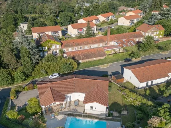 🏡 Maison familiale spacieuse avec piscine et vue sur le Pilat - DPE A - Saint-Paul-en-Jarez