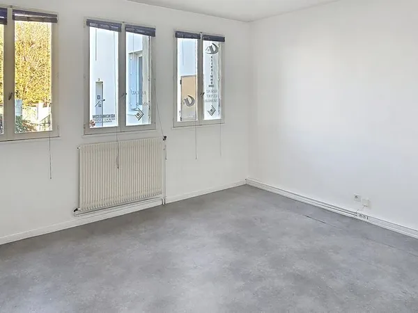 🏢 À LOUER - Bureau 2 pièces lumineux de 30 m² à Saint-Cyr-sur-Loire (vue rue) - AUCUN FRAIS D'AGENCE