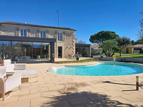Propriété de charme avec piscine aux portes du massif Merventais