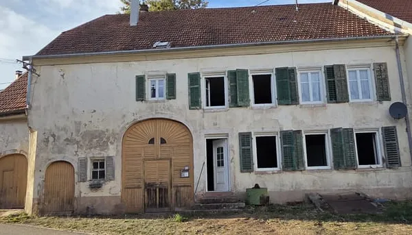 Saales, ancienne maison à rénover, avec dépendance et terrai