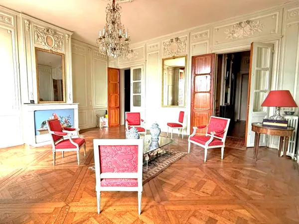 CHARTRONS - DUPLEX D'ÉPOQUE À RENOVER - FACE À LA GARONNE.