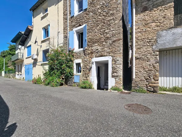 Une authentique maison en pierre avec vue sur la rivière, au coeur d'un hameau préservé des Hauts Ca