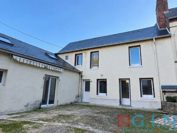 CHARMANTE MAISON DE VILLE AUX MULTIPLES POSSIBILITÉS D'AMÉNA