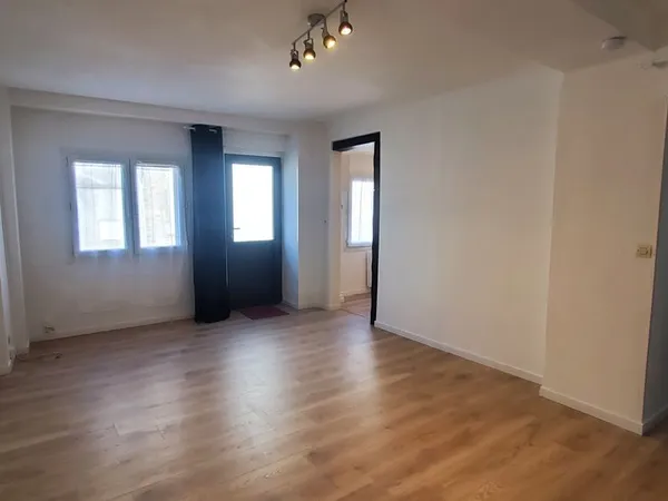 La Suze centre. Maison de bourg rénovée