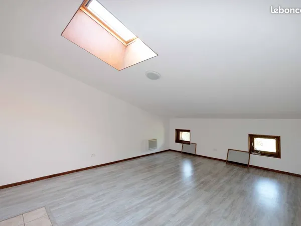 Location appatement T3 dans residence arborée