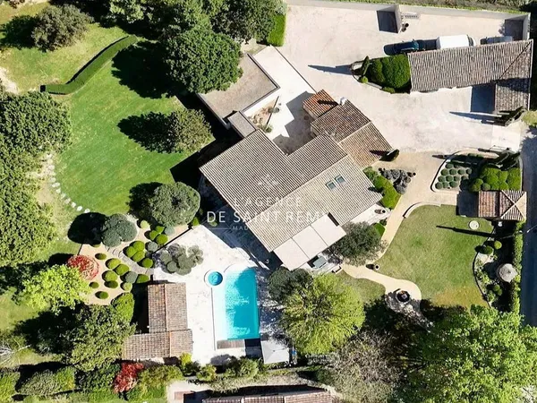 Élégance Provençale : Luxueuse Propriété avec Jardin Paysager