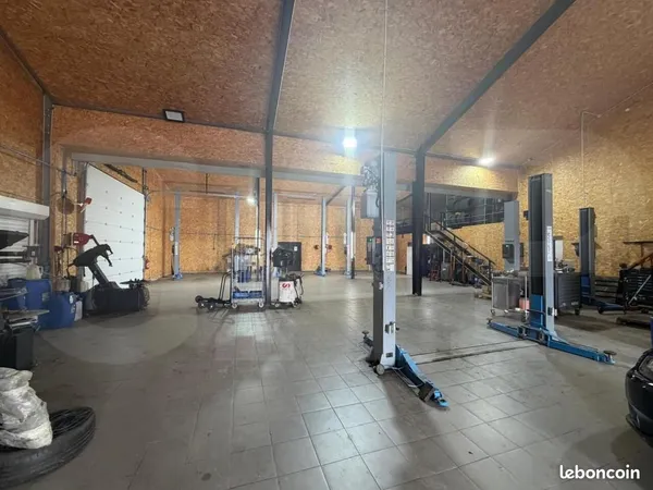 Local 880 m²