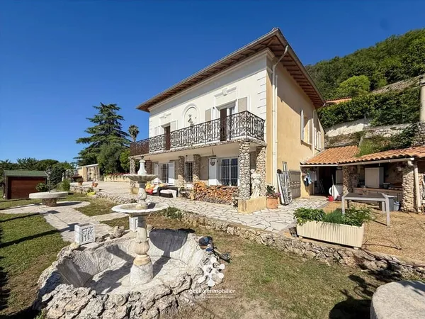 Maison 10 pièces 264 m²
