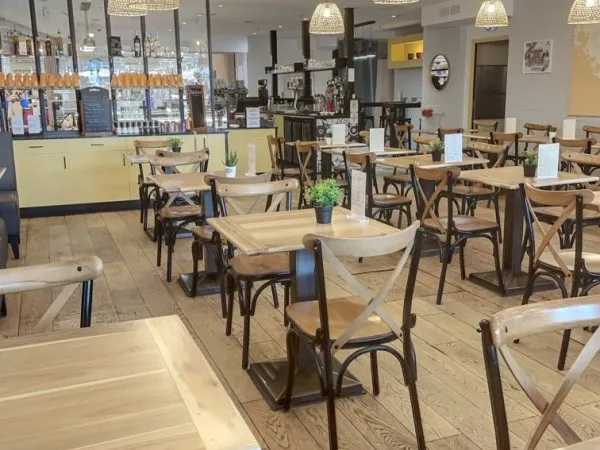 Saint Raphael, Restaurant en centre commercial 50 couverts