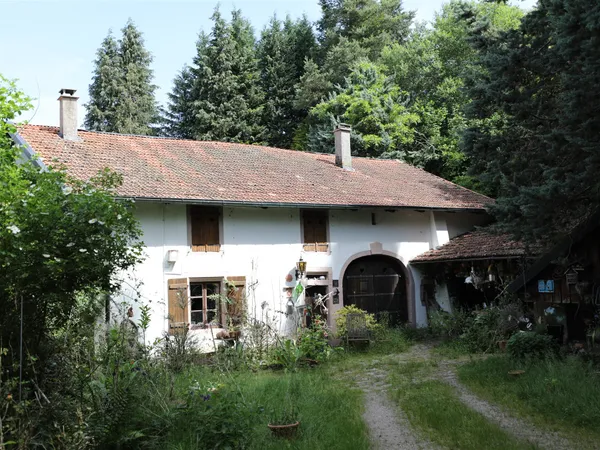 Maison de campagne au cadre naturel idyllique avec 10 ha de terrain