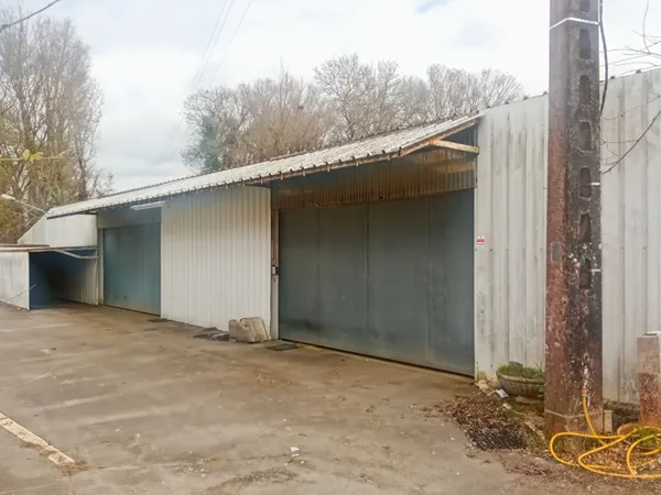 LE PERRIER - A LOUER LOCAL ARTISANAL OU DE STOCKAGE DE 400 m²