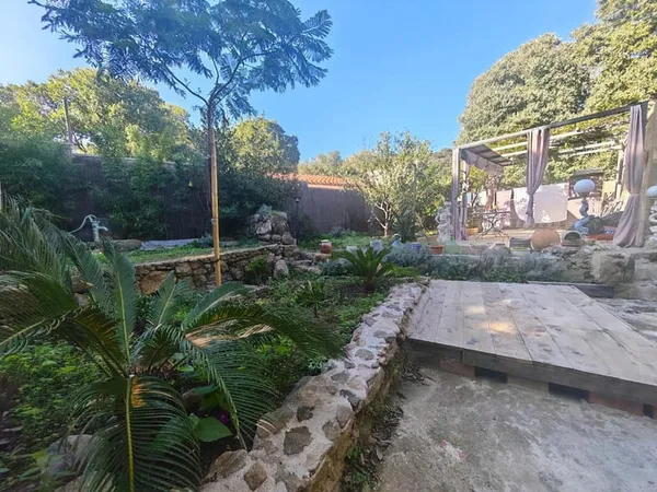 Maison de village + appartement et jardin attenants