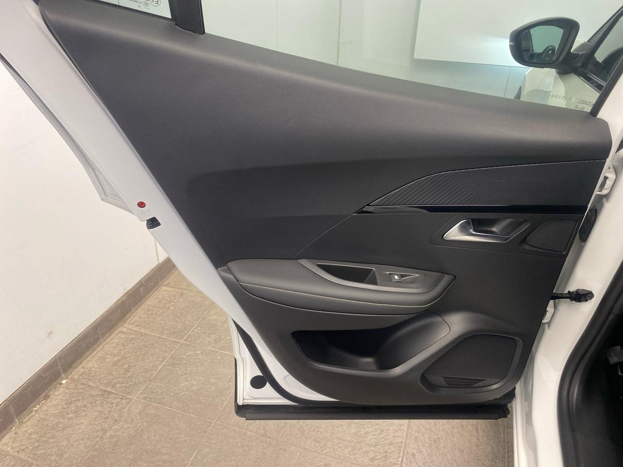 Peugeot 2008 puretech 130 s&s eat8 gt — photo 21