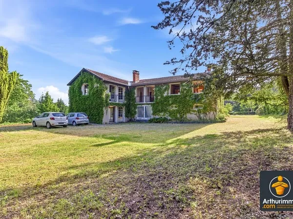 Maison familiale de caractère avec parc arboré, grand sous-sol et piscine - Saint-Genis-Laval