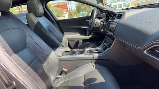 Jaguar XE 2.0 D - 180 CH AWD BVA8 - R-Sport – 2017 – 106953 km – Diesel – Boîte Automatique — photo 43
