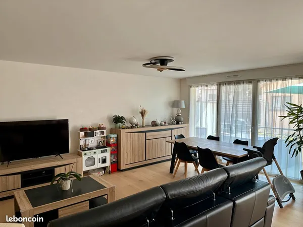À VENDRE - Bel appartement 4 pièces lumineux avec balcon, garage, cave et parking