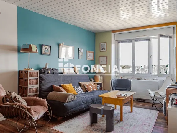 Concarneau - Au Centre-Ville - A Vendre Appartement T3 traversant - Stationnement aisé - Cave
