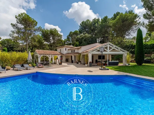 MOUGINS - VILLA PROVENÇALE - DOMAINE SÉCURISÉ