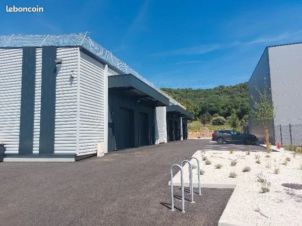 Local 150 m² SAINT PAUL TROIS CHATEAUX