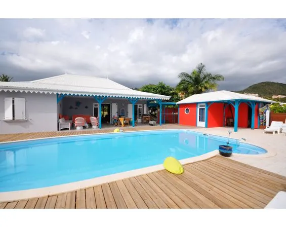 Villa 4 ch/ 3 s eau/ piscine xxl / 100 mt litoral