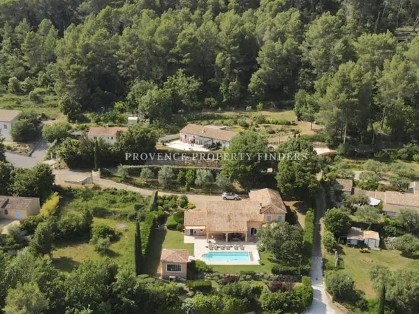 Exclusivité. Belle maison a Salernes, 6 chambres, Piscine chauffée.